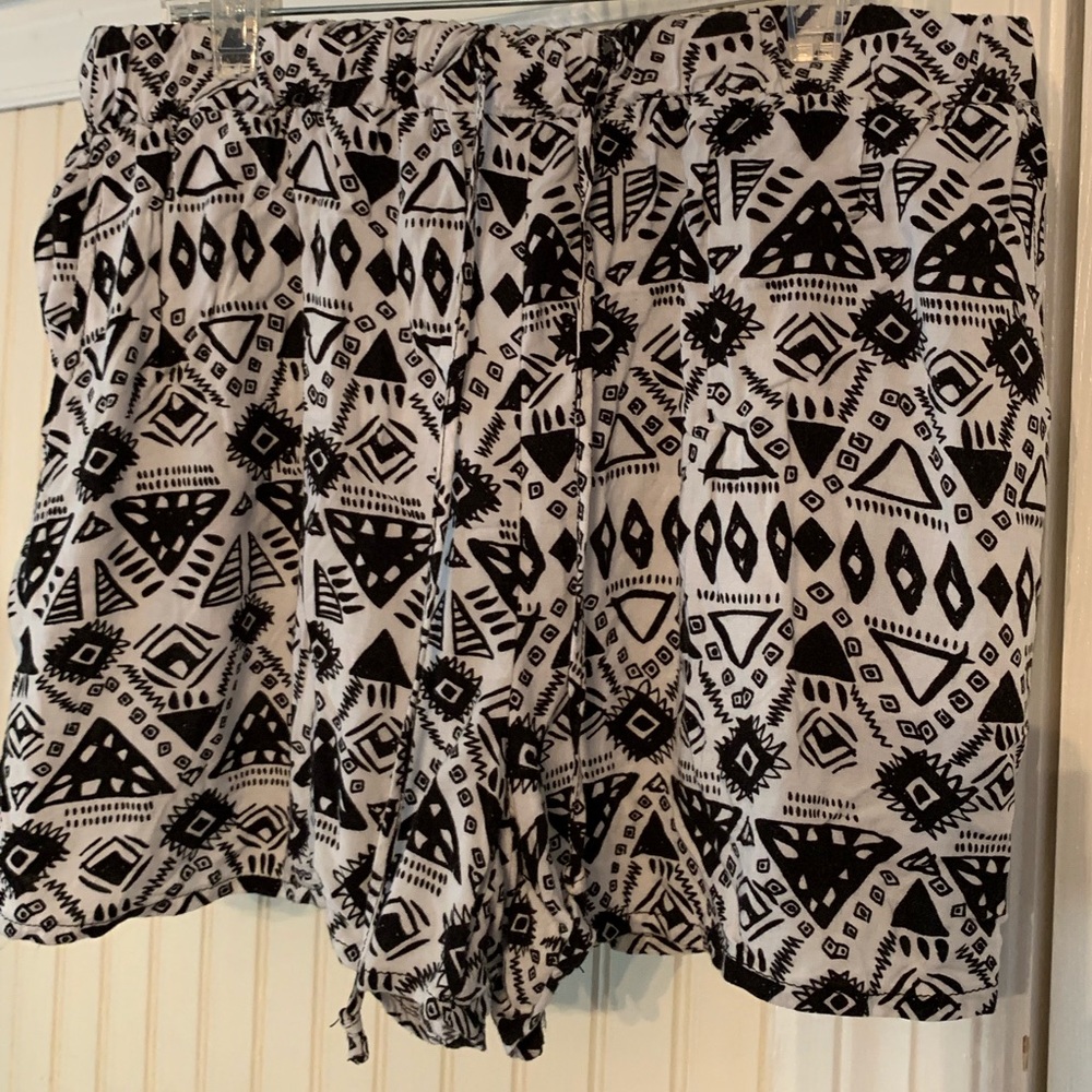 Rue 21 geometric print elastic waist shorts
